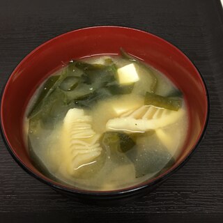 たけのことワカメと豆腐の味噌汁